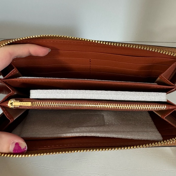 Coach Limited Edition Snoopy Wallet - Picture 4 of 5